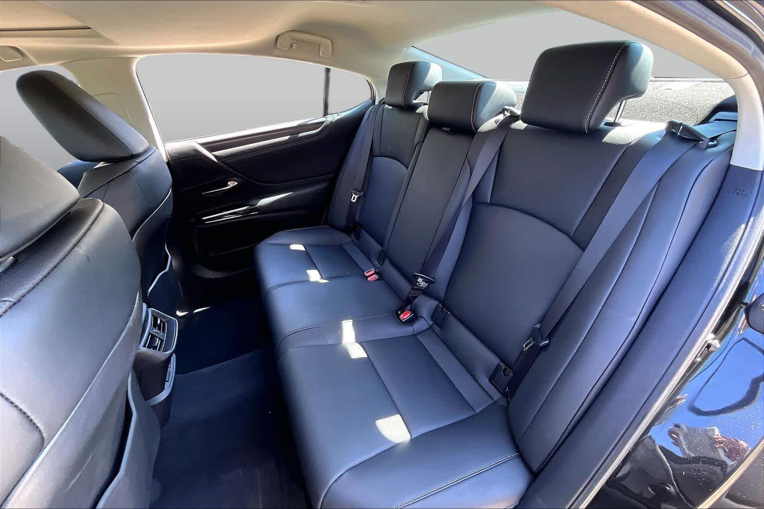2025 Lexus ES 350 photo 18 of 34