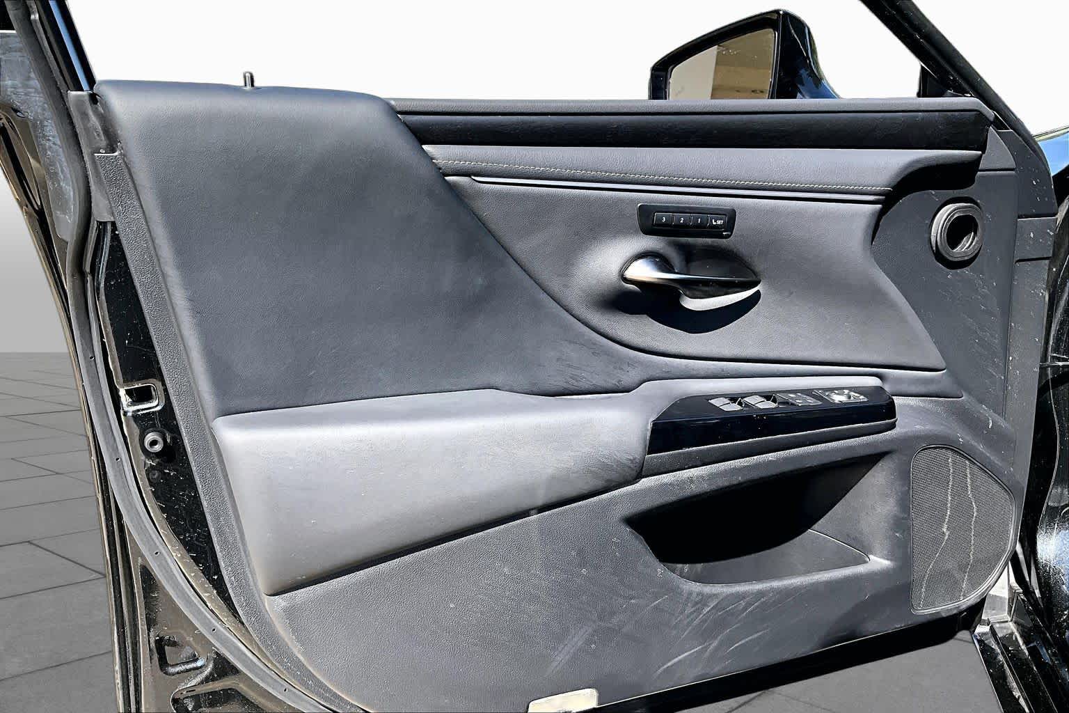 2025 Lexus ES 350 photo 19 of 34