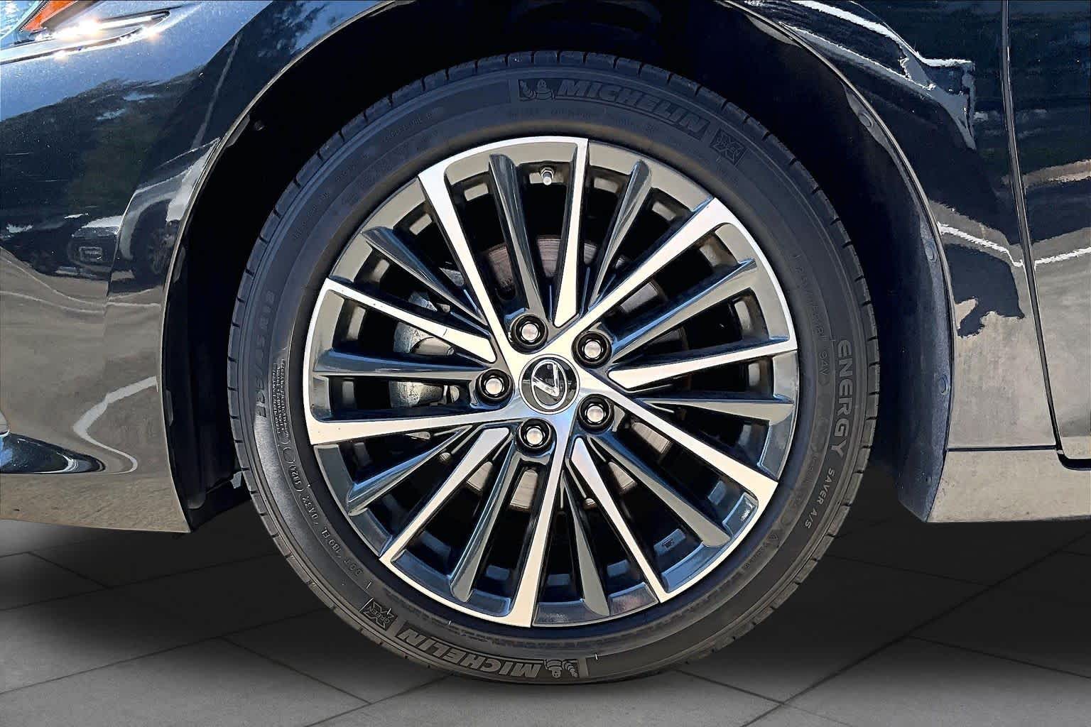 2025 Lexus ES 350 photo 9 of 34
