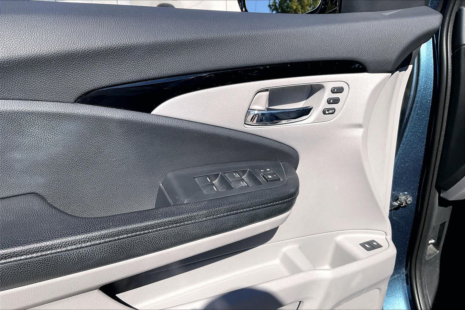 2016 Honda Pilot photo 34 of 35