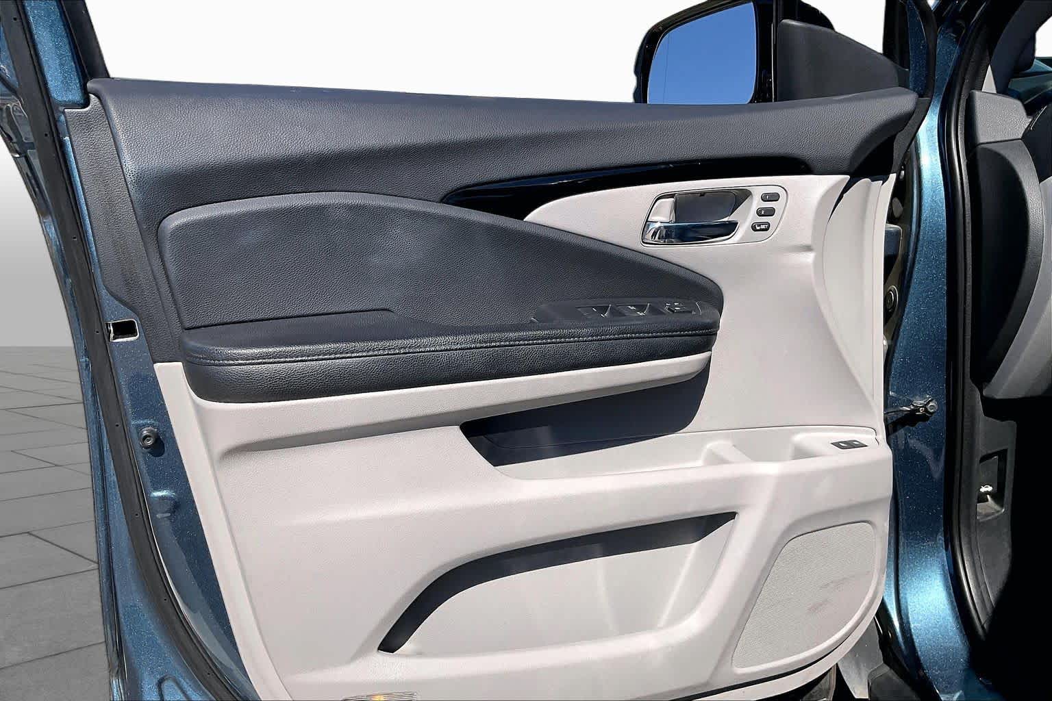 2016 Honda Pilot photo 20 of 35