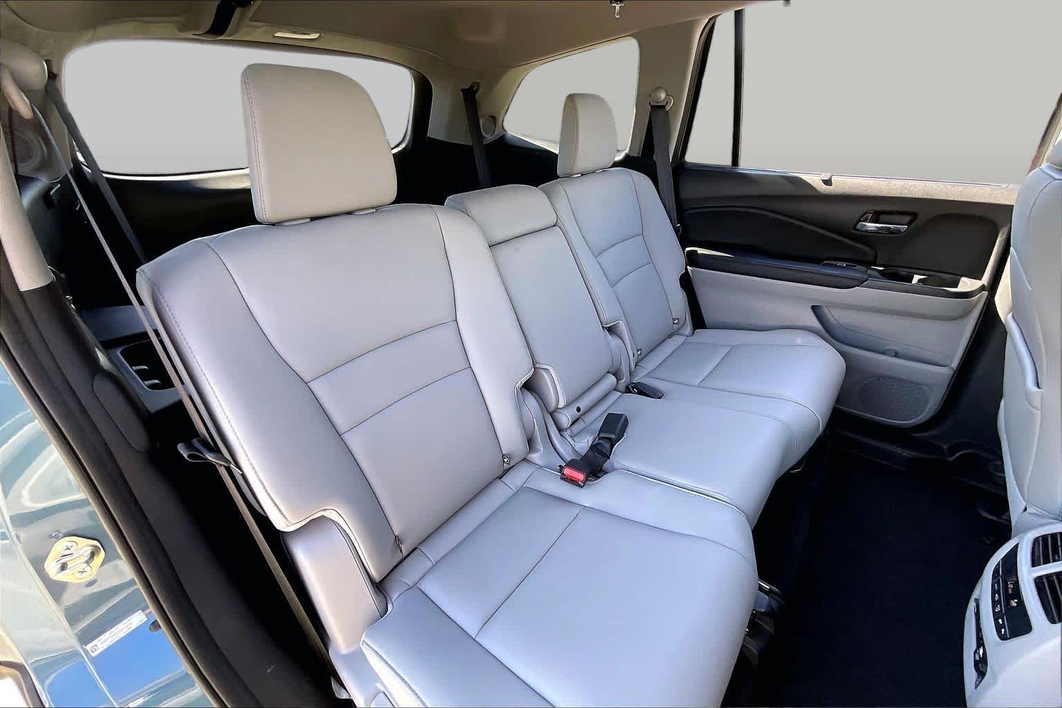 2016 Honda Pilot photo 18 of 35