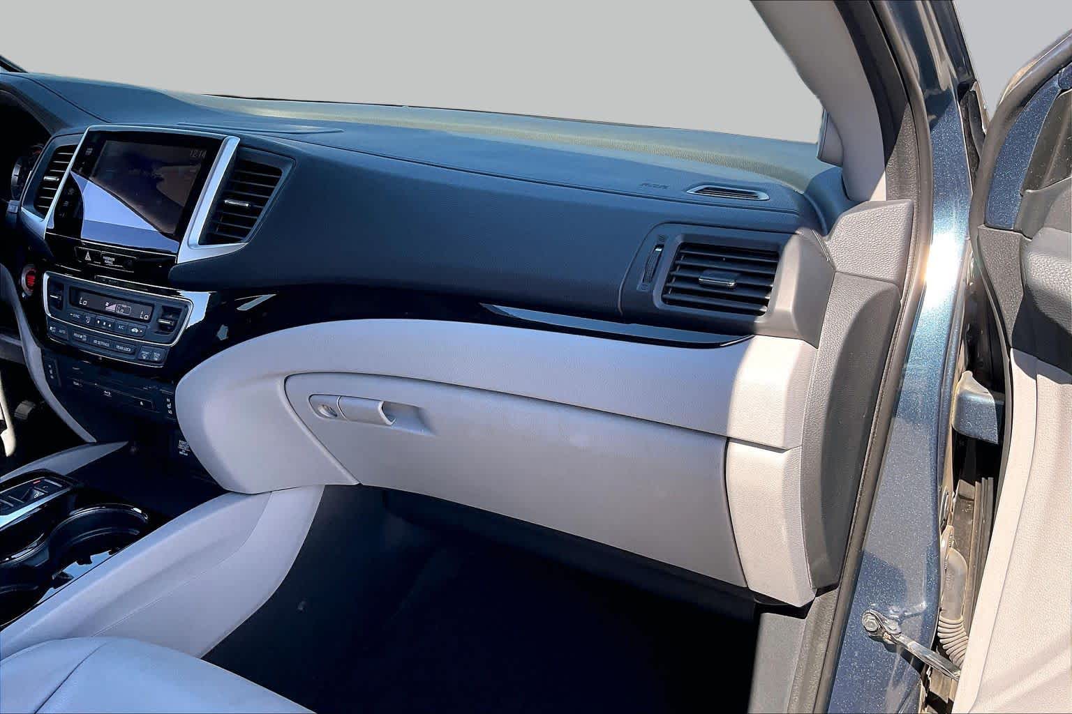 2016 Honda Pilot photo 17 of 35