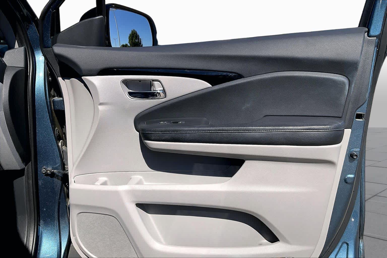 2016 Honda Pilot photo 21 of 35