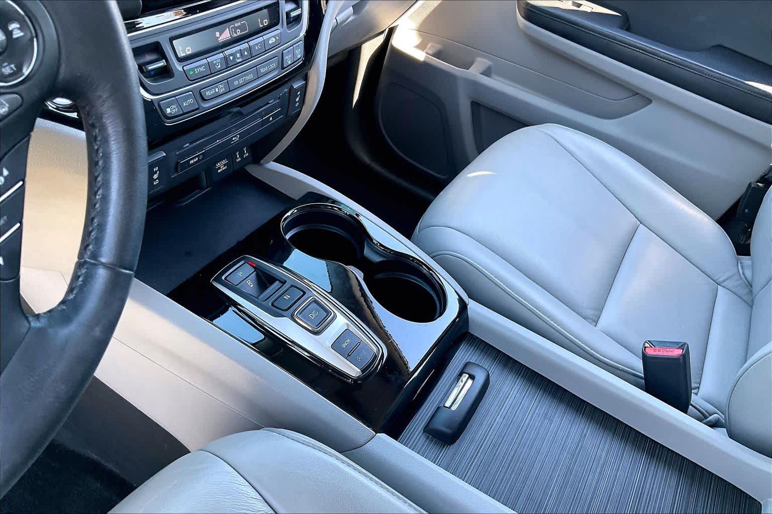2016 Honda Pilot photo 15 of 35