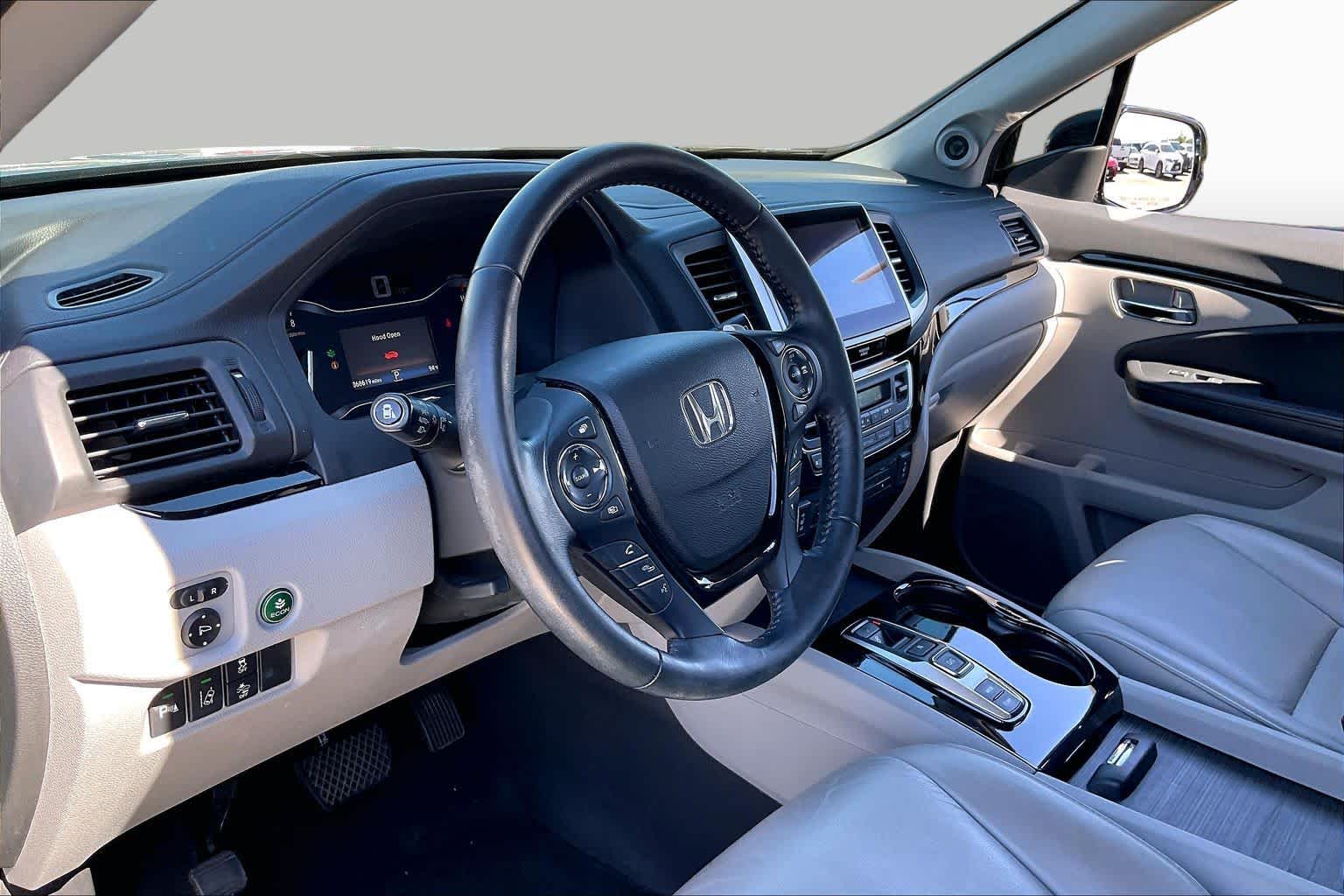 2016 Honda Pilot photo 16 of 35