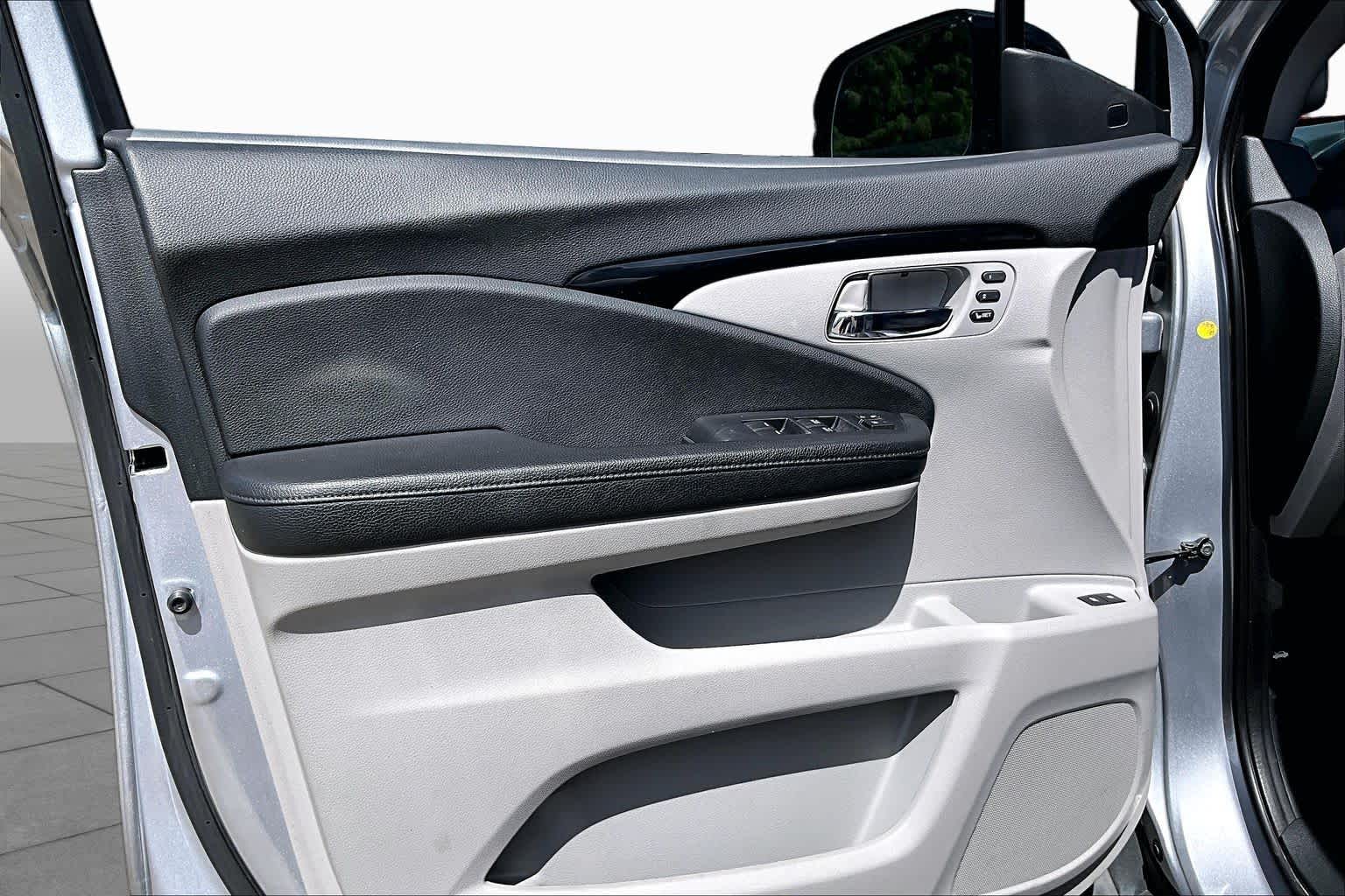 2019 Honda Pilot Touring 8-Passenger Lunar Silver Metallic at AutoNation USA Houston