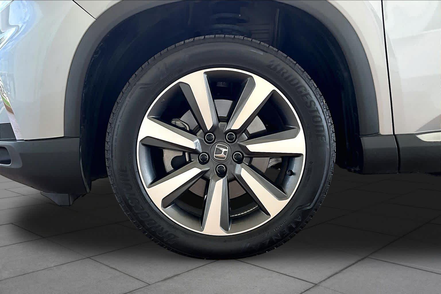 2025 Honda Pilot Elite Lunar Silver Metallic at Honda of Clear Lake