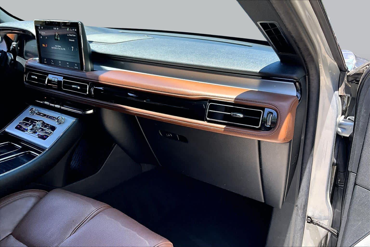 2023 Lincoln Aviator Reserve Silver Radiance Metallic Clearcoat at AutoNation USA Houston