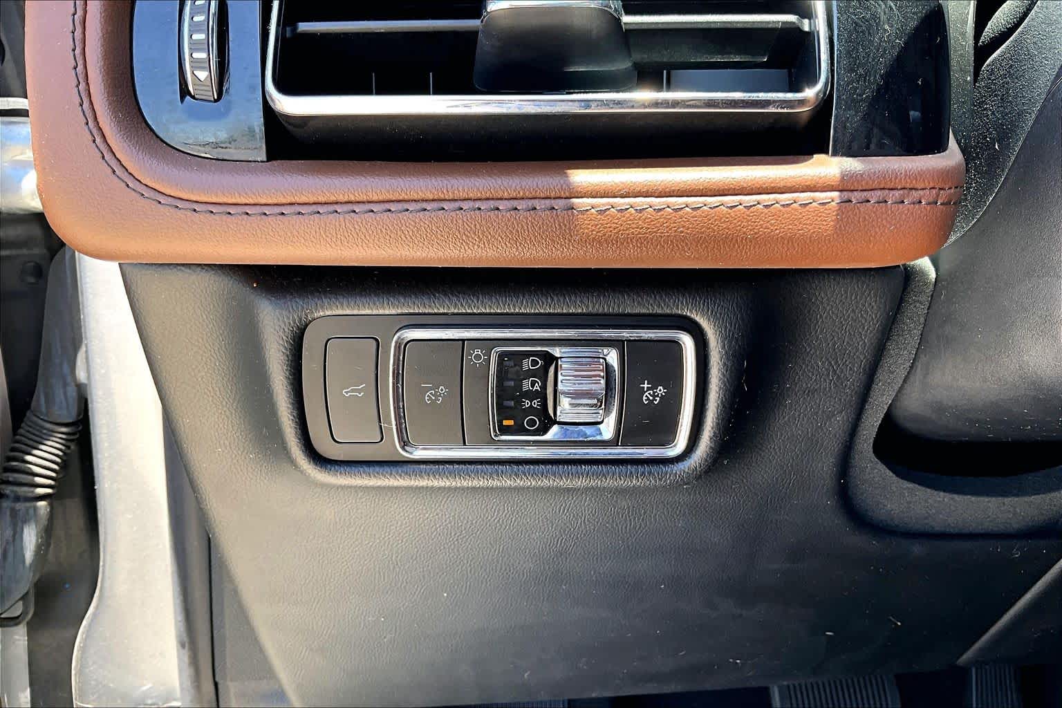 2023 Lincoln Aviator Reserve Silver Radiance Metallic Clearcoat at AutoNation USA Houston