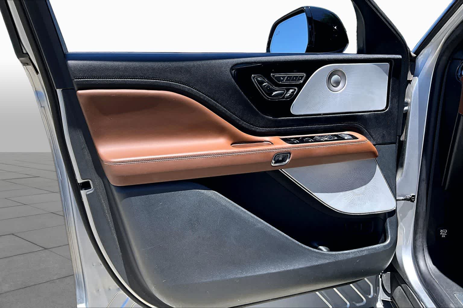 2023 Lincoln Aviator Reserve Silver Radiance Metallic Clearcoat at AutoNation USA Houston