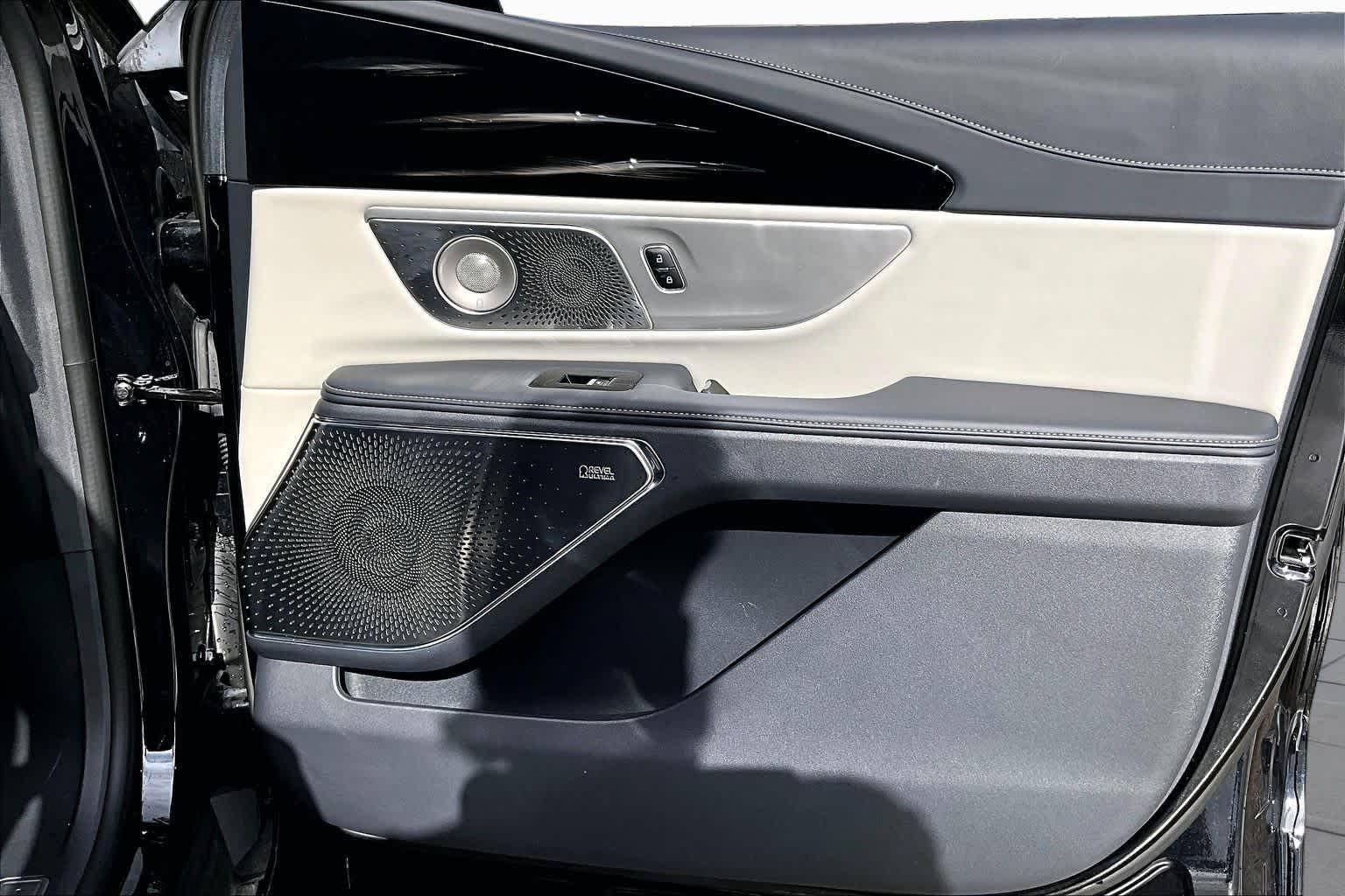 2024 Lincoln Nautilus Reserve Infinite Black Metallic Clearcoat at AutoNation USA Houston