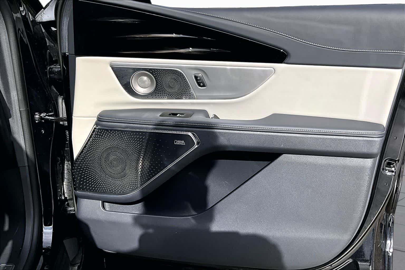 2024 Lincoln Nautilus Reserve Infinite Black Metallic Clearcoat at AutoNation USA Houston
