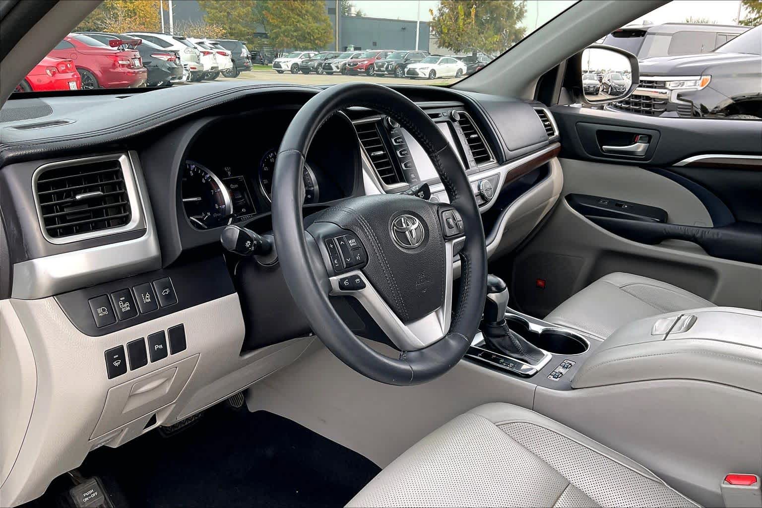 2016 Toyota Highlander Limited Blizzard Pearl at AutoNation USA Katy