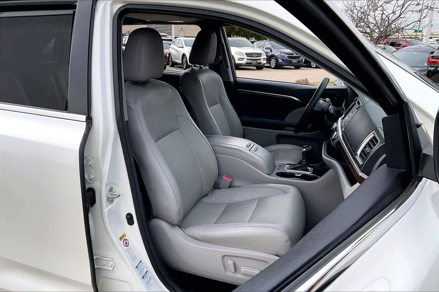 2016 Toyota Highlander Limited Blizzard Pearl at AutoNation USA Katy