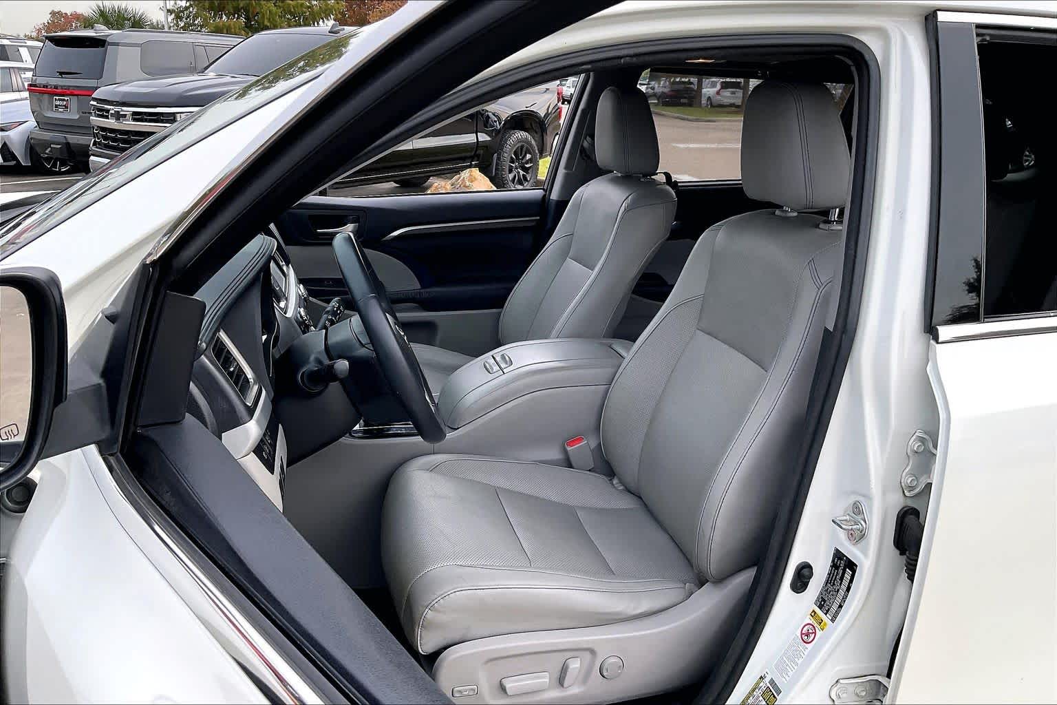 2016 Toyota Highlander Limited Blizzard Pearl at AutoNation USA Katy