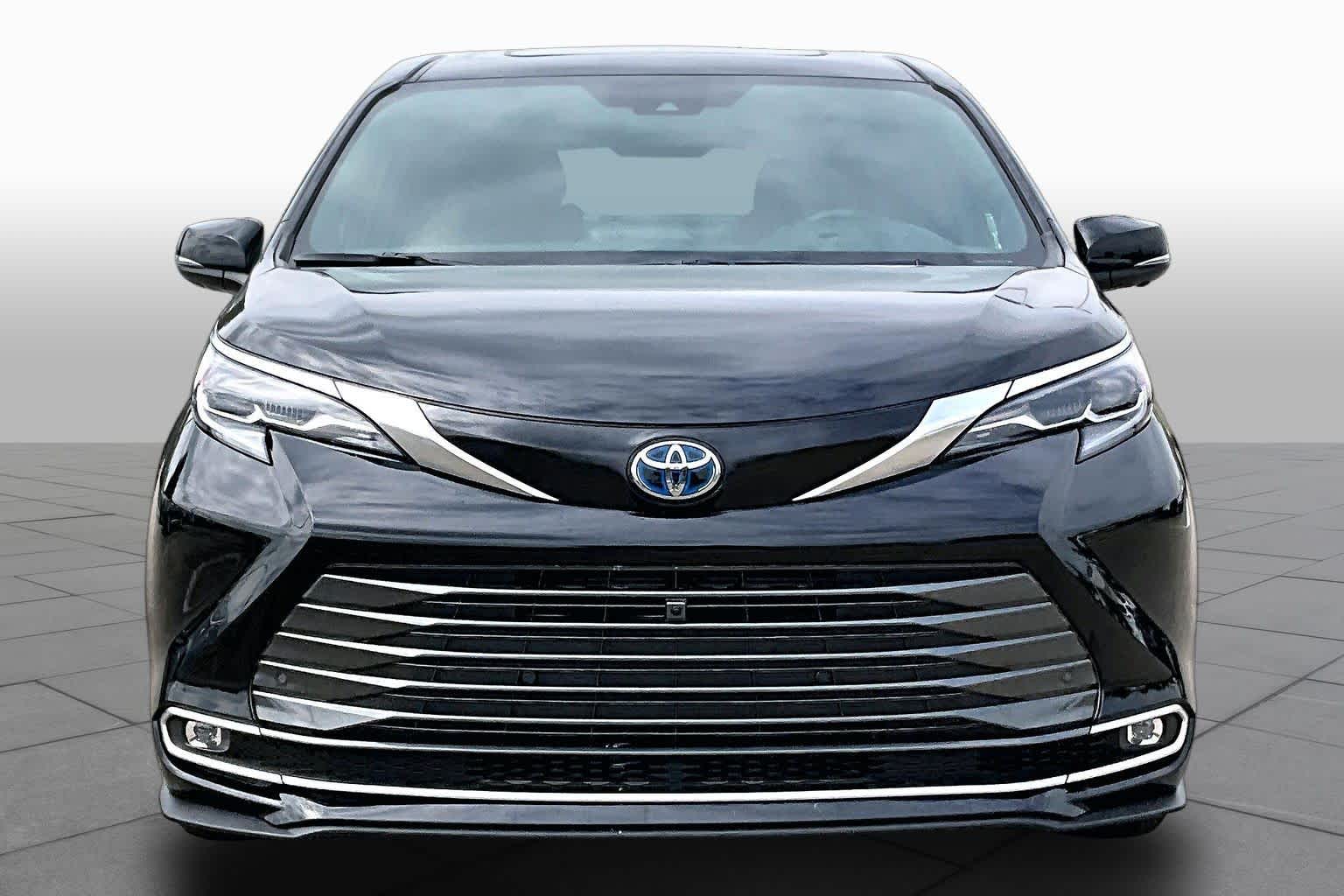 2025 Toyota Sienna photo 4 of 35