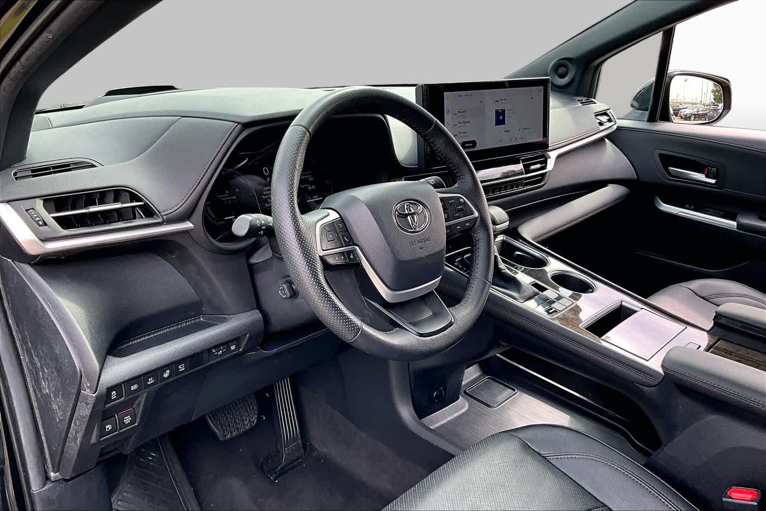 2025 Toyota Sienna photo 16 of 35