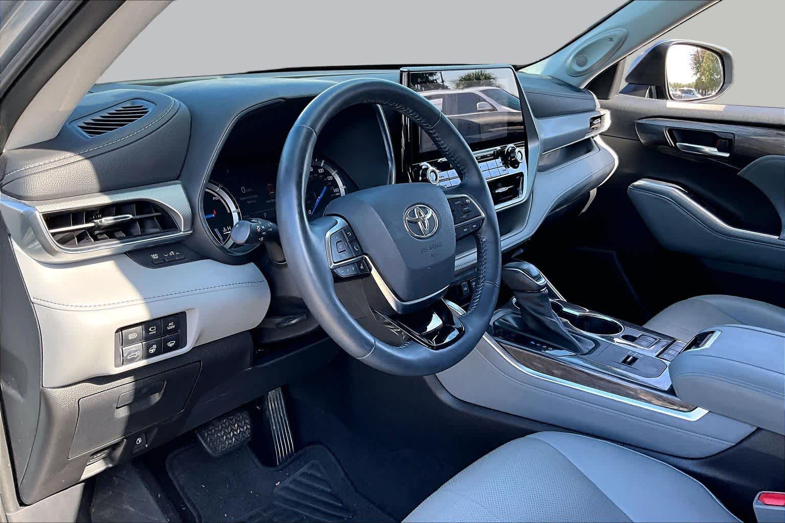 2021 Toyota Highlander photo 16 of 35