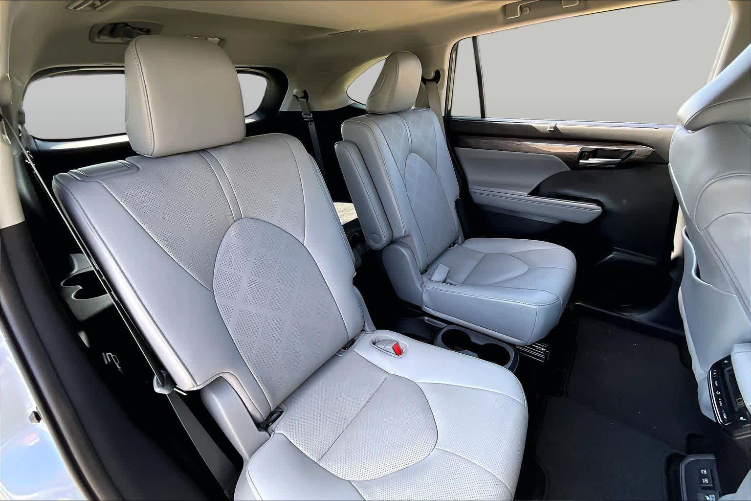 2021 Toyota Highlander photo 18 of 35