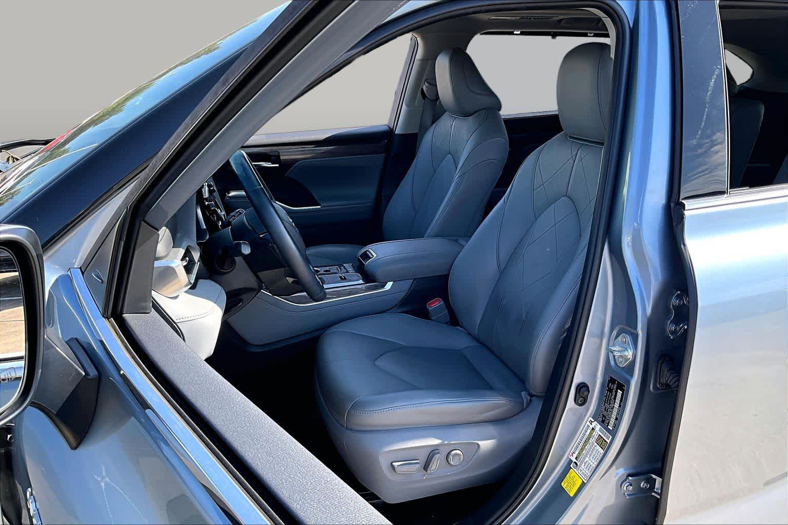2021 Toyota Highlander photo 7 of 35