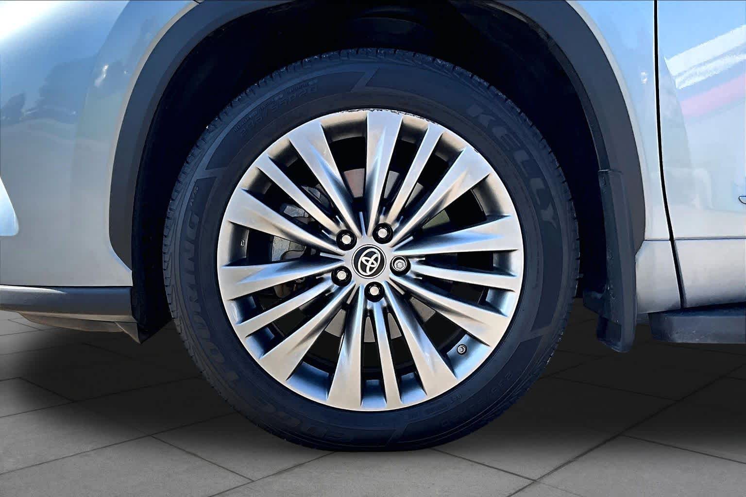 2021 Toyota Highlander photo 10 of 35