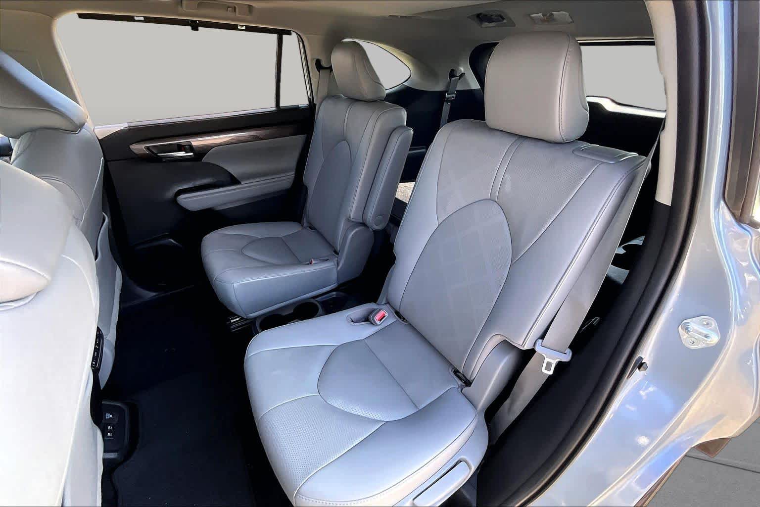2021 Toyota Highlander photo 19 of 35