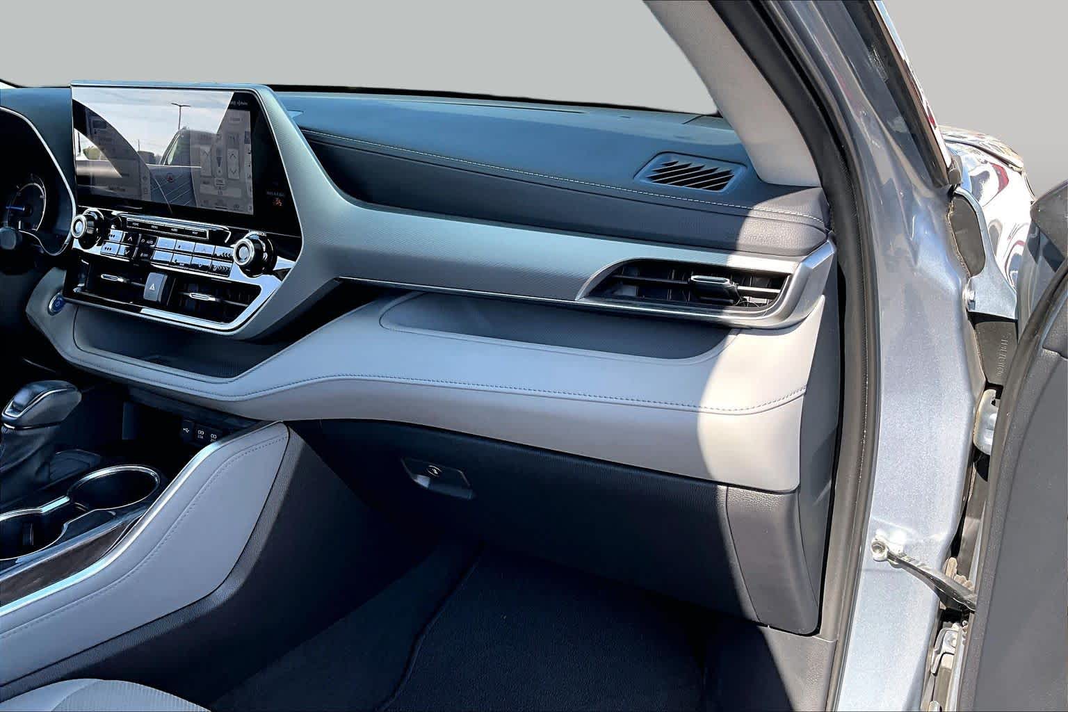 2021 Toyota Highlander photo 17 of 35