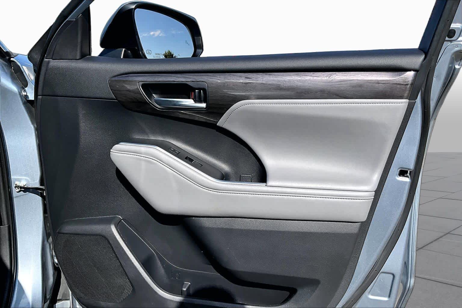 2021 Toyota Highlander photo 21 of 35