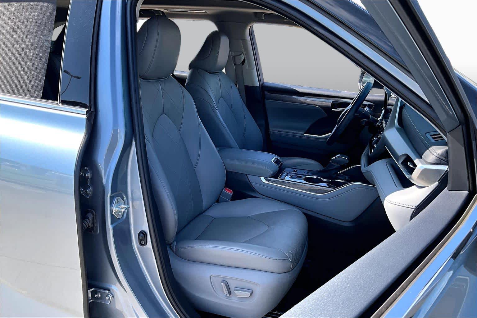 2021 Toyota Highlander photo 8 of 35