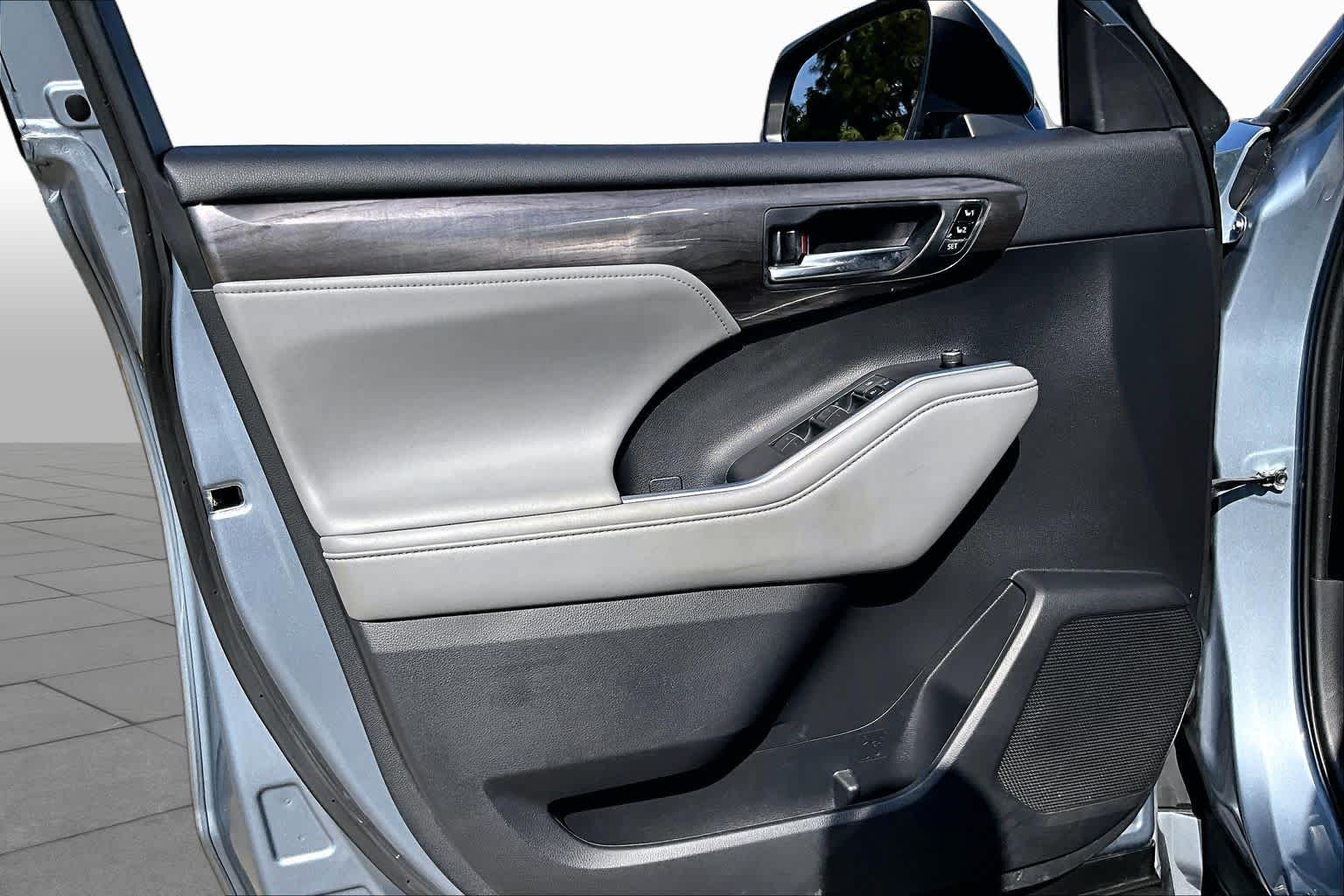 2021 Toyota Highlander photo 20 of 35