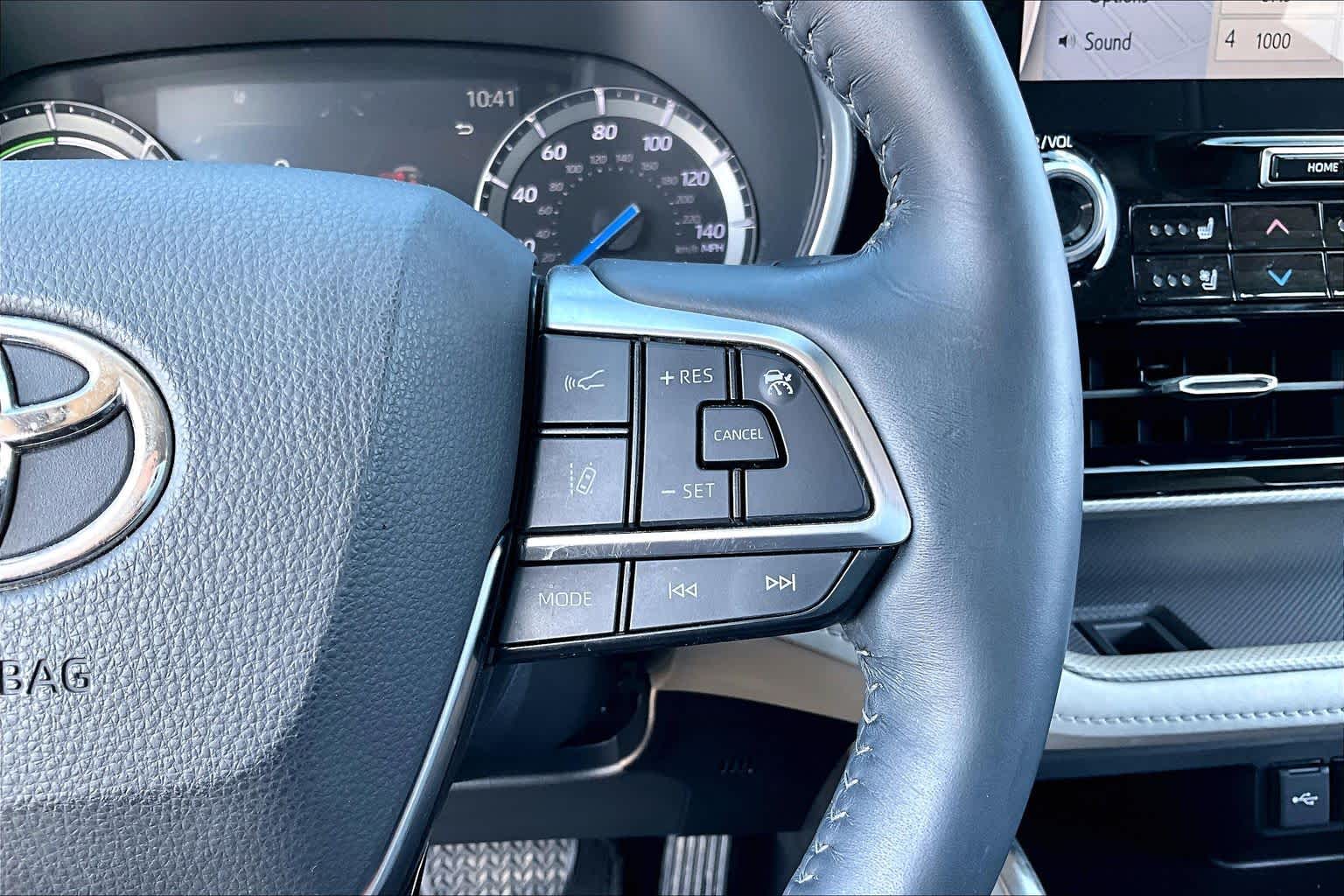 2021 Toyota Highlander photo 23 of 35