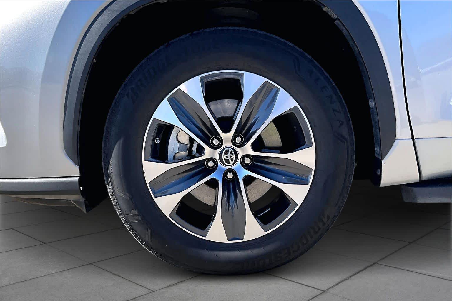 2022 Toyota Highlander Hybrid XLE Celestial Silver Metallic at AutoNation USA Katy