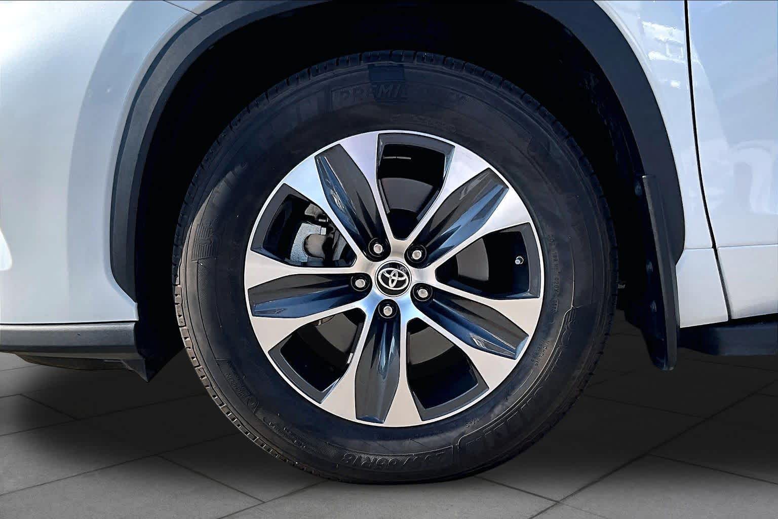 2022 Toyota Highlander XLE Wind Chill Pearl at Beck & Masten Kia