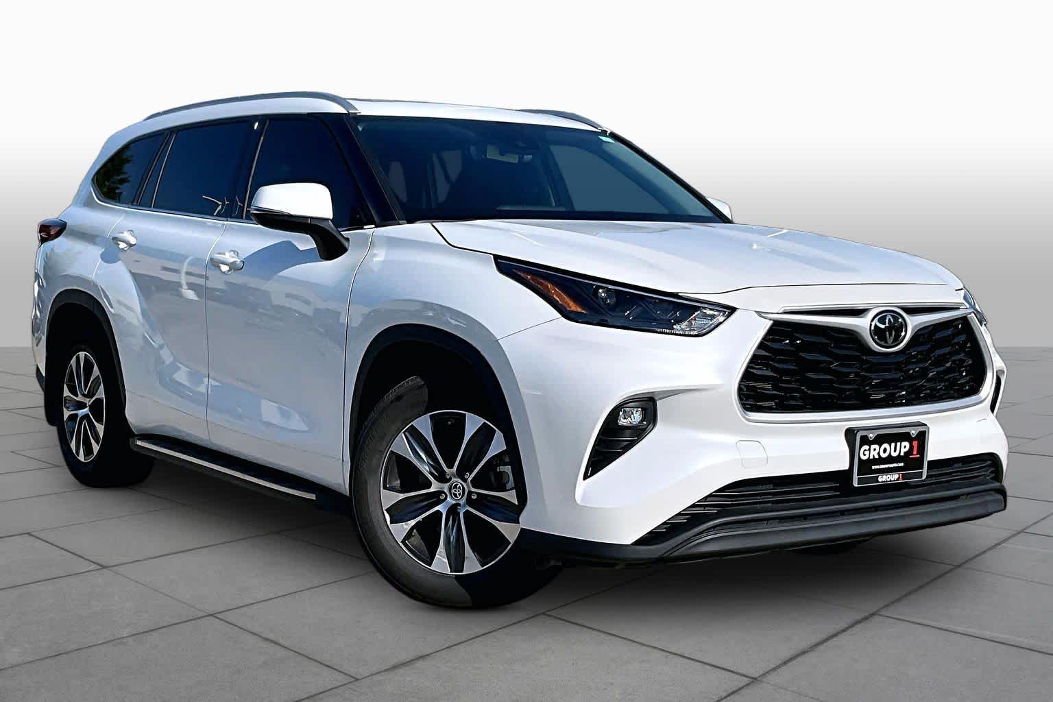 2022 Toyota Highlander XLE Wind Chill Pearl at Beck & Masten Kia