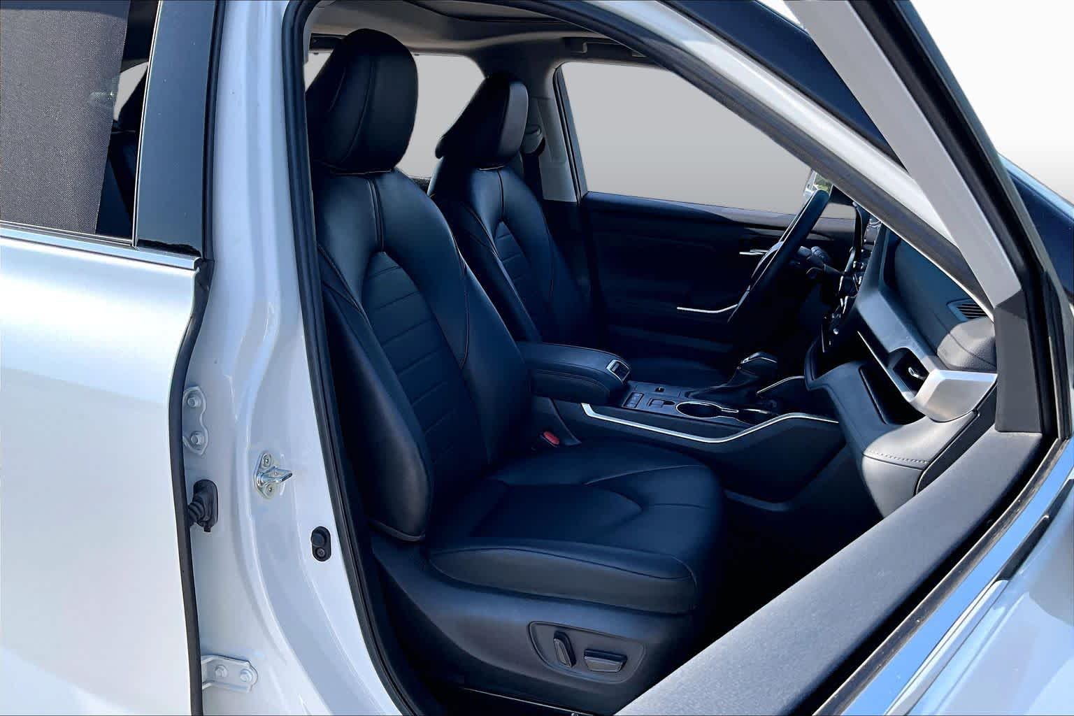 2022 Toyota Highlander XLE Wind Chill Pearl at Beck & Masten Kia