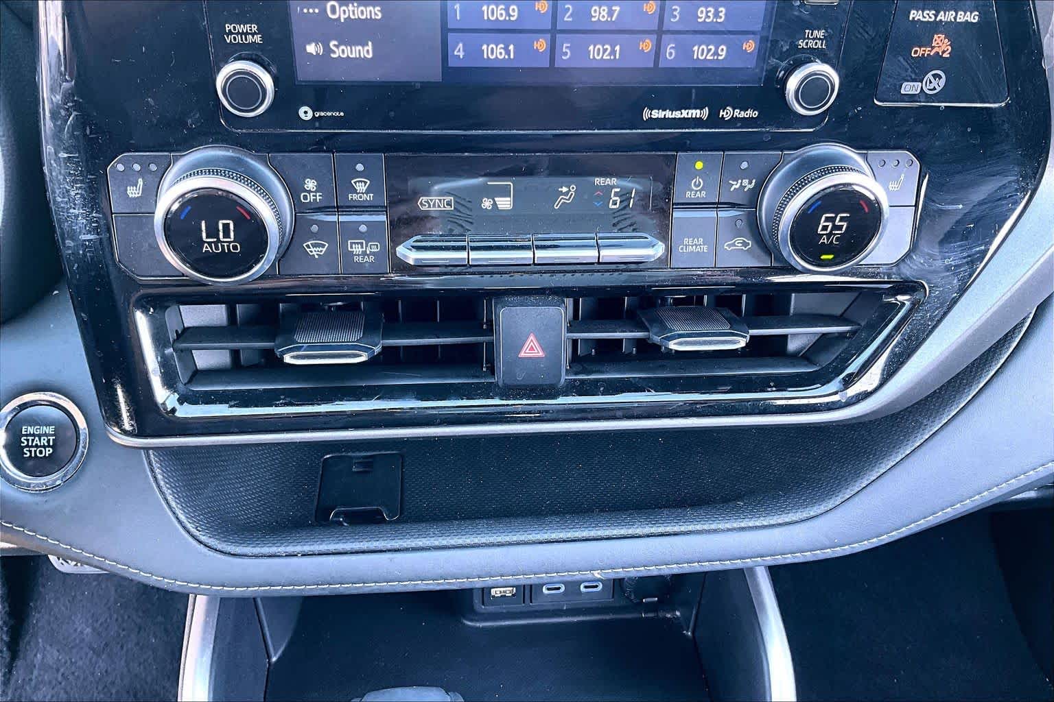 2022 Toyota Highlander XLE Wind Chill Pearl at Beck & Masten Kia