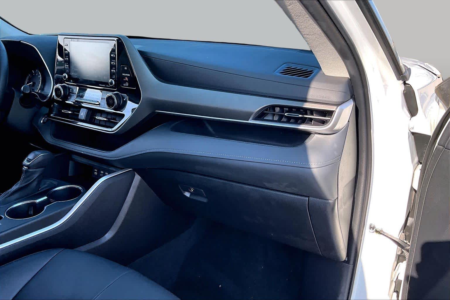 2022 Toyota Highlander XLE Wind Chill Pearl at Beck & Masten Kia