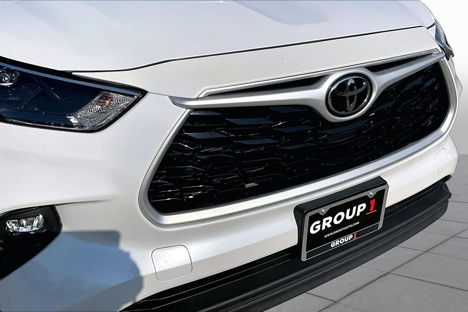 2022 Toyota Highlander XLE Wind Chill Pearl at Beck & Masten Kia