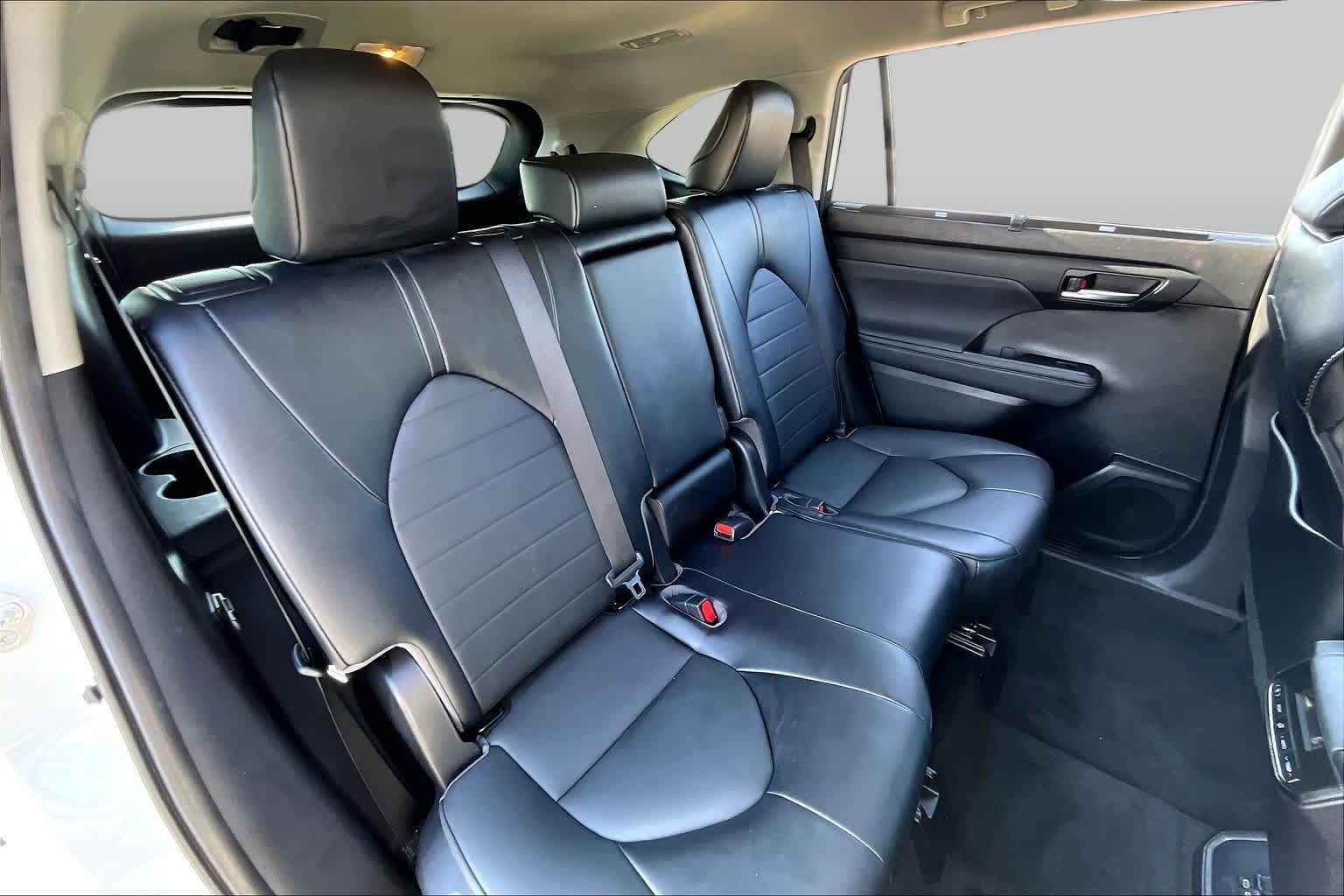 2022 Toyota Highlander XLE Wind Chill Pearl at Beck & Masten Kia