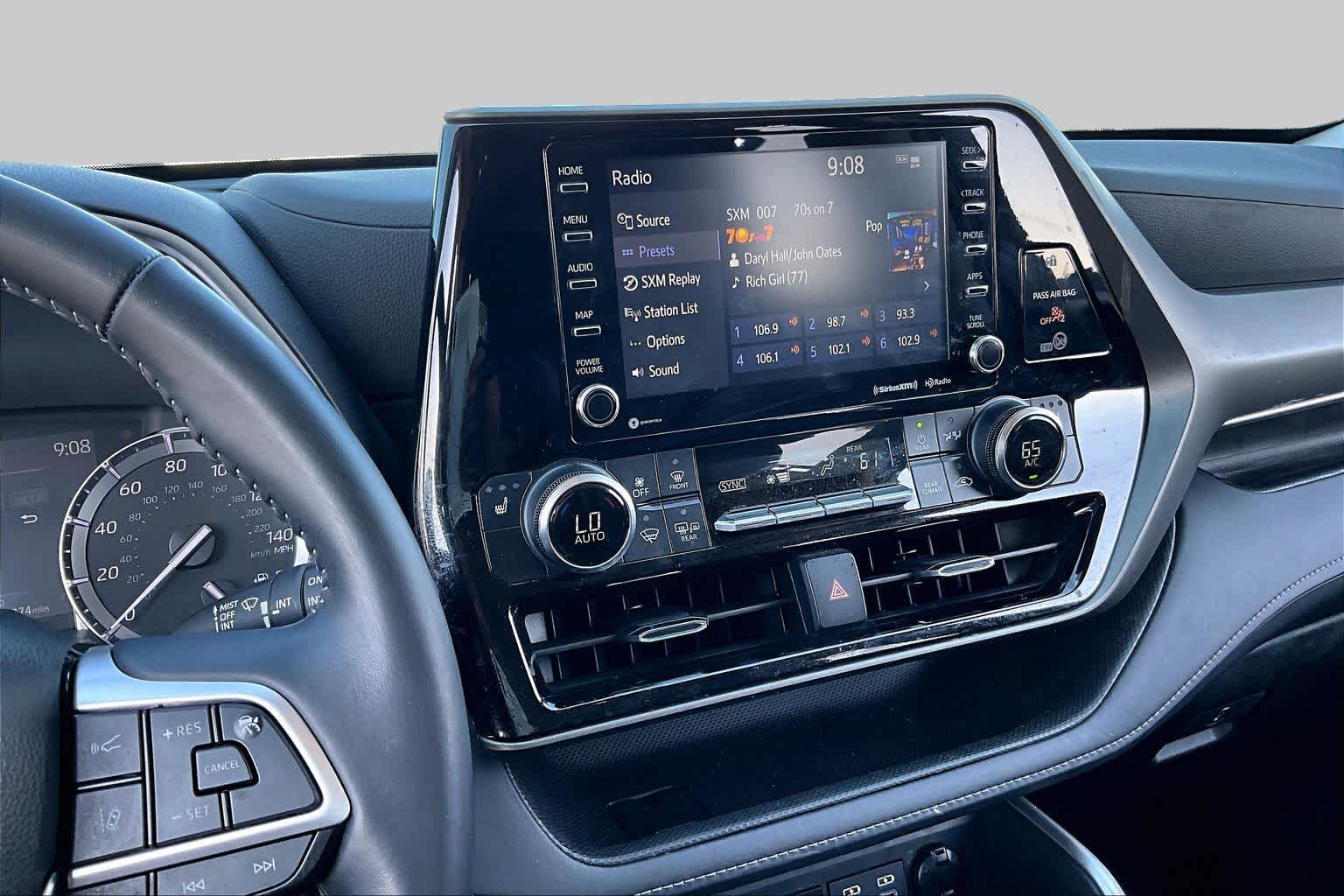 2022 Toyota Highlander XLE Wind Chill Pearl at Beck & Masten Kia