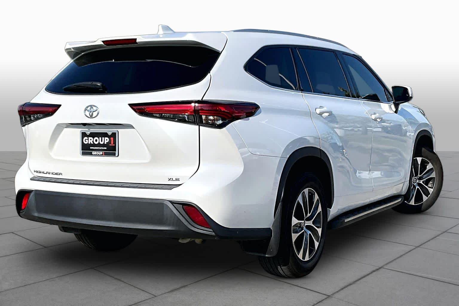 2022 Toyota Highlander XLE Wind Chill Pearl at Beck & Masten Kia