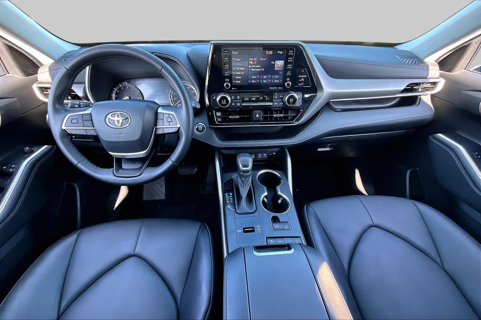 2022 Toyota Highlander XLE Wind Chill Pearl at Beck & Masten Kia