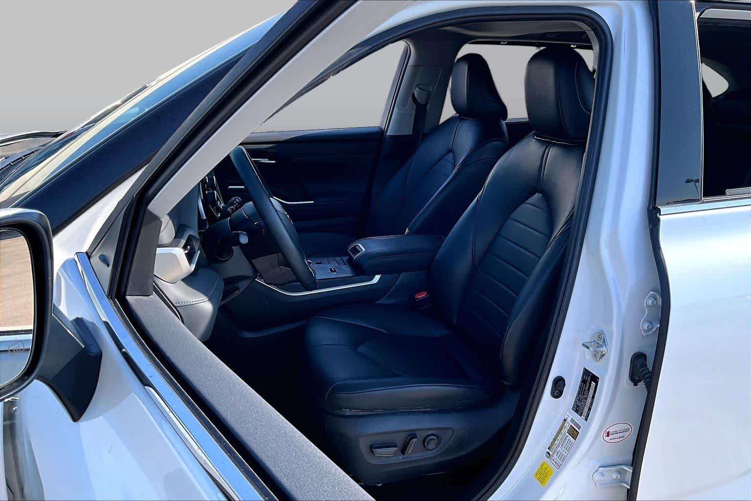 2022 Toyota Highlander XLE Wind Chill Pearl at Beck & Masten Kia
