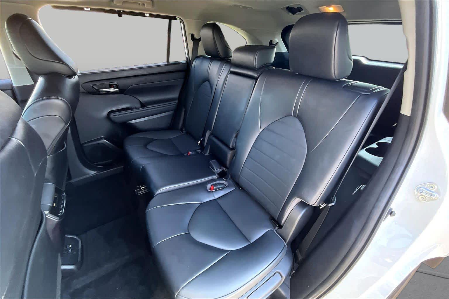 2022 Toyota Highlander XLE Wind Chill Pearl at Beck & Masten Kia