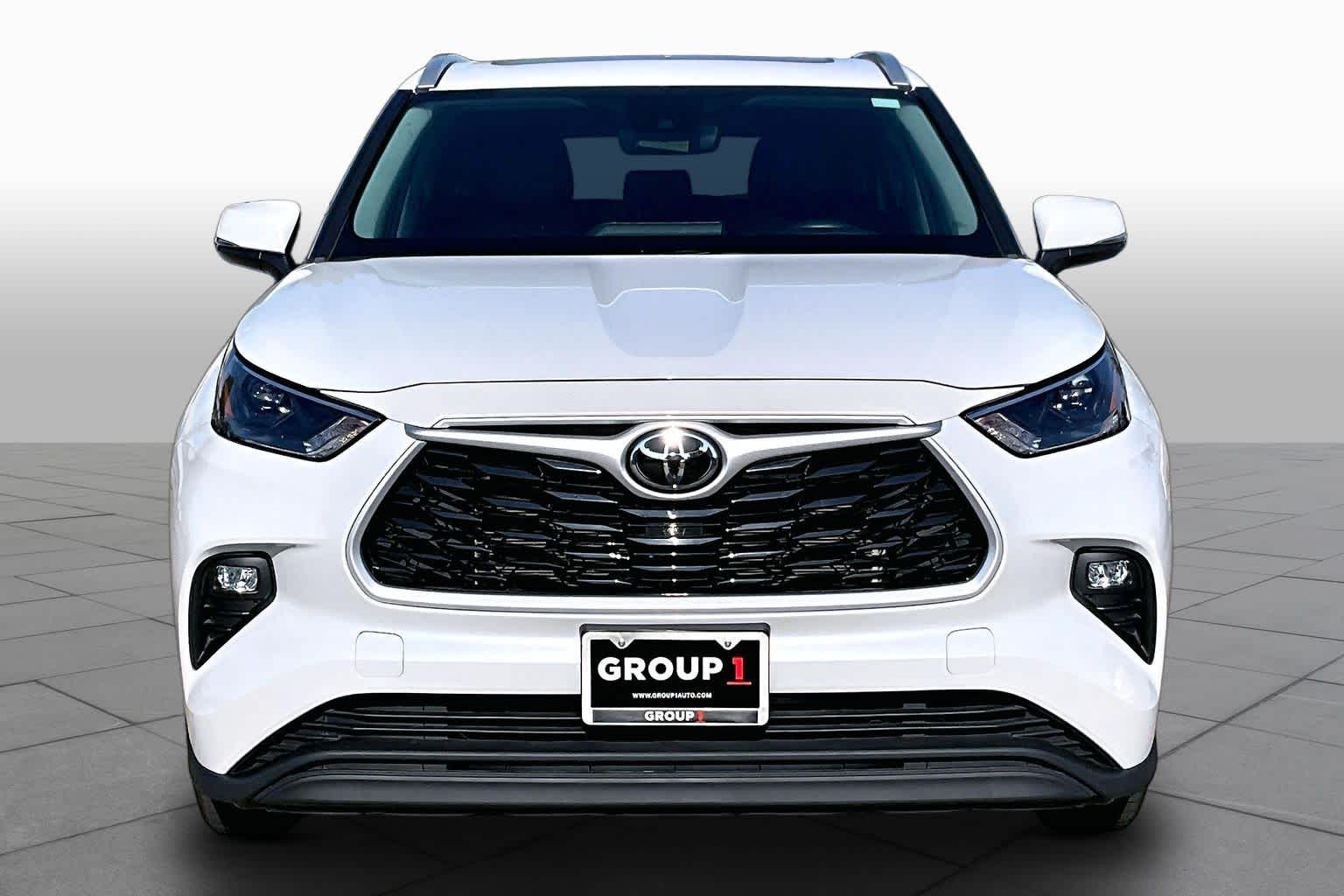 2022 Toyota Highlander XLE Wind Chill Pearl at Beck & Masten Kia