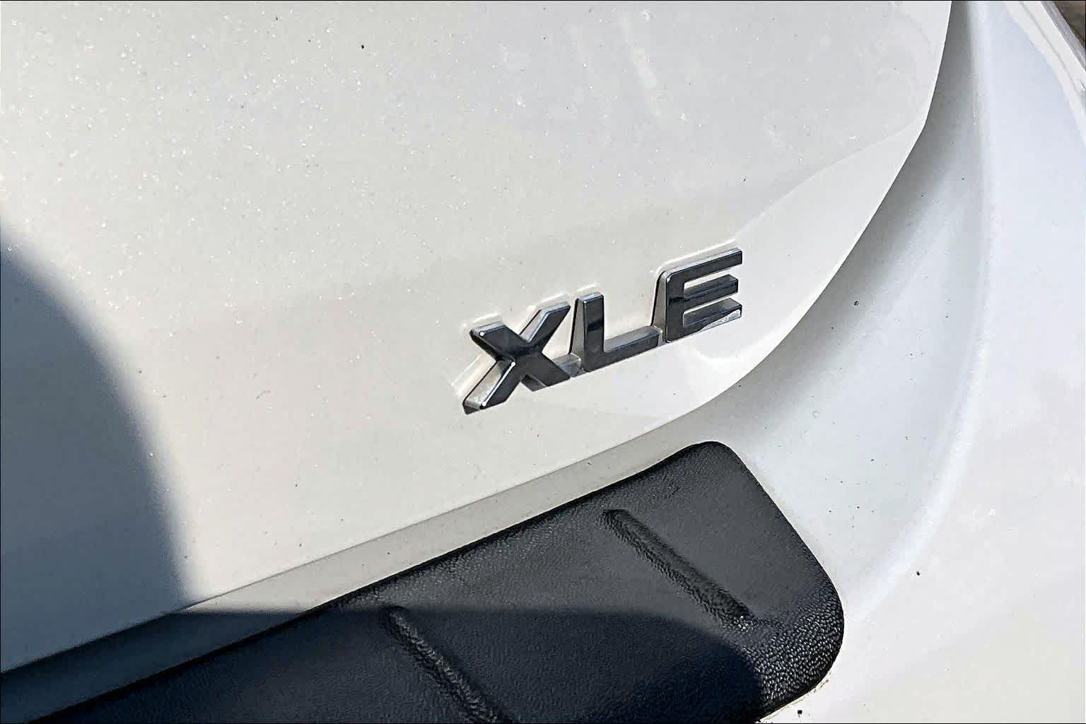 2022 Toyota Highlander XLE Wind Chill Pearl at Beck & Masten Kia