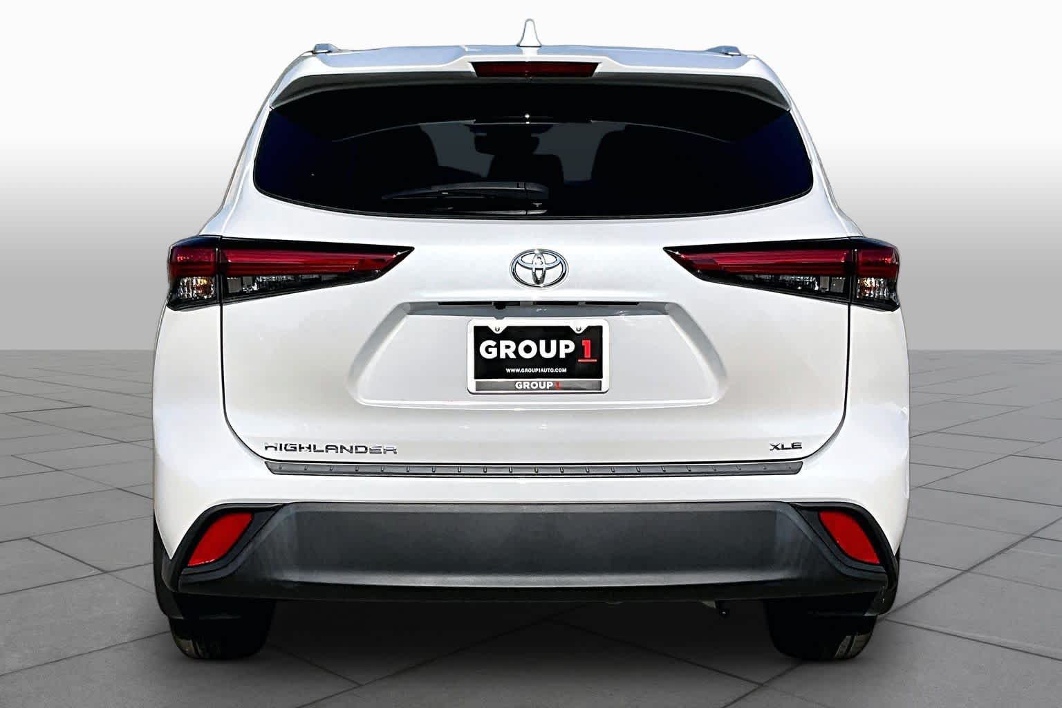 2022 Toyota Highlander XLE Wind Chill Pearl at Beck & Masten Kia