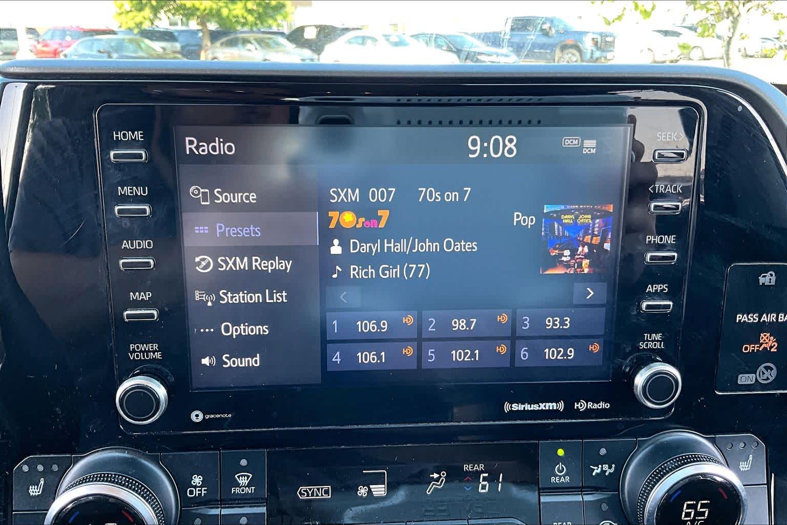 2022 Toyota Highlander XLE Wind Chill Pearl at Beck & Masten Kia