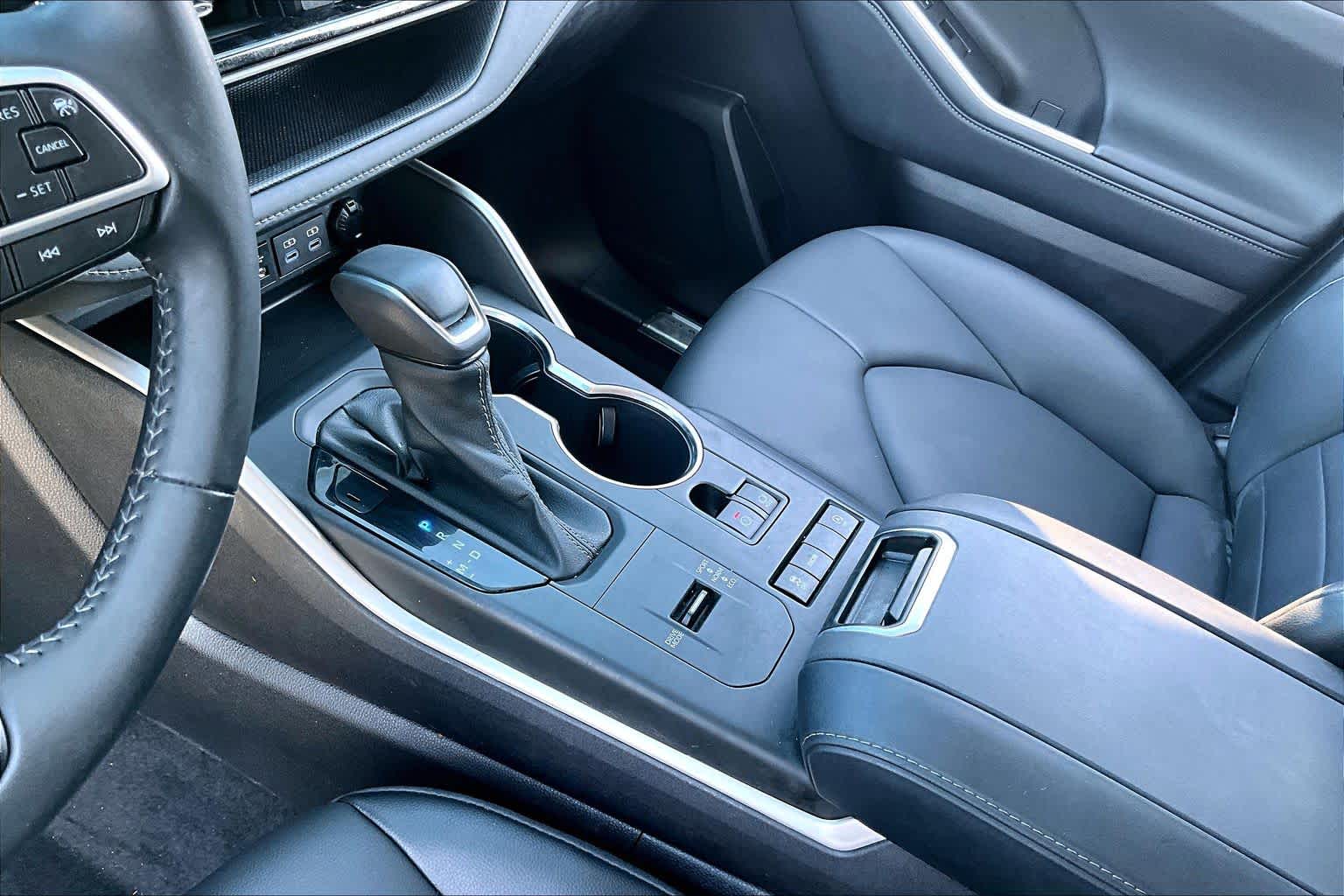 2022 Toyota Highlander XLE Wind Chill Pearl at Beck & Masten Kia